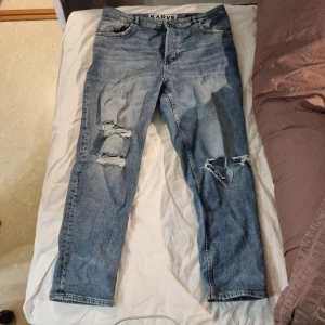 Jeans XL - Jeans med hål på framsidan av bena (designade så) passar inte längre, dem är för stora. Upplevs vara XLoch har mycket streatch. 