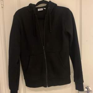Vanlig svart zip up hoodie från stadium, använd fåtal gånger, storlek S