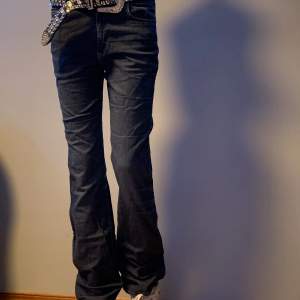 flared low-rise/low waist jeans