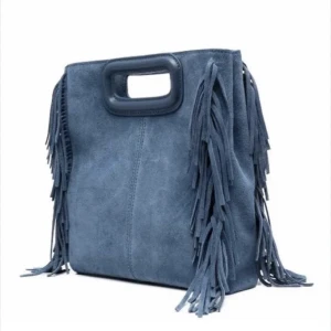 Maje väska  - !INTRESSEKOLL! På min blå mocka maje väska! Köptes förra året i maje butiken. Har tecken på användning men har varit väl omhändertagen. Skriv privat för bild!❤️Har kvitto, dustbag etc❤️