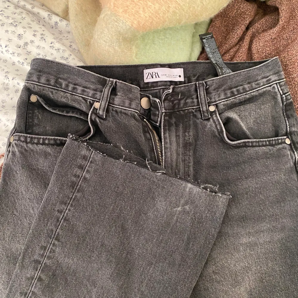 Gråsvarta jeans från zara. Avklippta där nere, passar en 165-170. Jeans & Byxor.