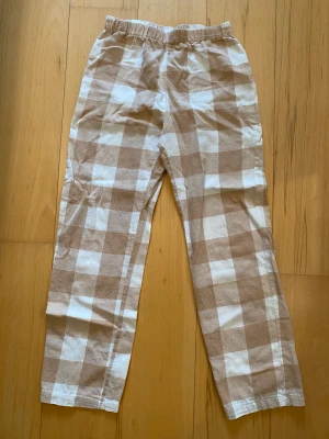 Pyjamas byxor - Pyjamasbyxor som är väl andvända där av priset, dom är för små men väldigt mysiga och snygga!!💓💓Skriv för mer bilder eller frågor!!💕Jag kan sänka pris som på alla mina annonser😊