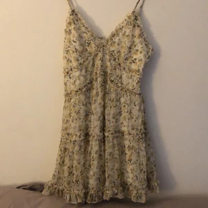 Sommarklänning - Jätte fin sommarklänning från NA-KD köpt sommaren 2022. Använd endast 3 gånger så den är i toppskick. Säljer för 250 köpt för ca 400
