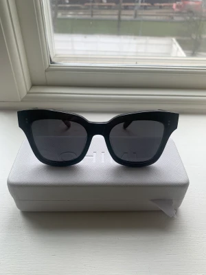 Chimi solglasögon  - Säljer dessa solglasögon från chimi i modellen 07 BLACK💗