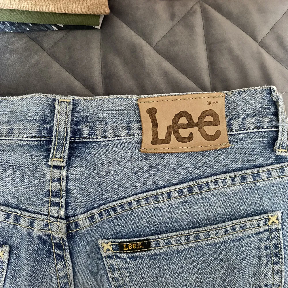 Säljer dessa supersnygga jeans från Lee! Stlk 28-34, men uppsydda! Jag är 164cm🧡🧡  tycker dem snarare är 27 i midjan🧡. Jeans & Byxor.