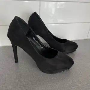 Svarta skor från nelly stl 39. Klackhöjd 10cm. Endast använda en gång inomhus. Nyskick! Skickas mot fraktkostnad. Swish betalning.