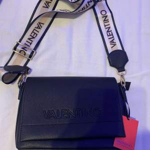 Säljer min Valentino väska då den inte kommer till användning , lappen är kvar på den. Säljer den för 700kr, billigare vid snabb affär. 🩷