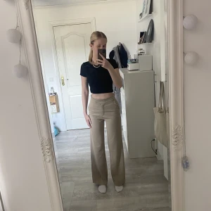 beiga kostymbyxor  - beiga kostymbyxor från hm som sitter perfekt i midjan, säljer då dom inte används längre, inga defekter, färgen syns bättre på andra bilden