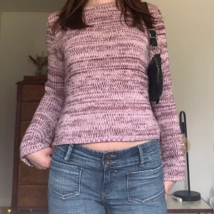 Rosa tröja - Rosa melerad stickad tröja med lite utsvängda ärmar, från märket Orsay! Hade från början en polokrage som jag tog bort 🖤