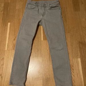 Ett par  - Dessa byxor passar just dig om du inte är så lång och om du gillar färgen grå. Jag skulle inte direkt säga att dom är låg midja det men typ mellan. Annas kan man vika ner kanterna så blir dom låg midjadet! Köpte för ca 300. Har bara använt 1 gång.  