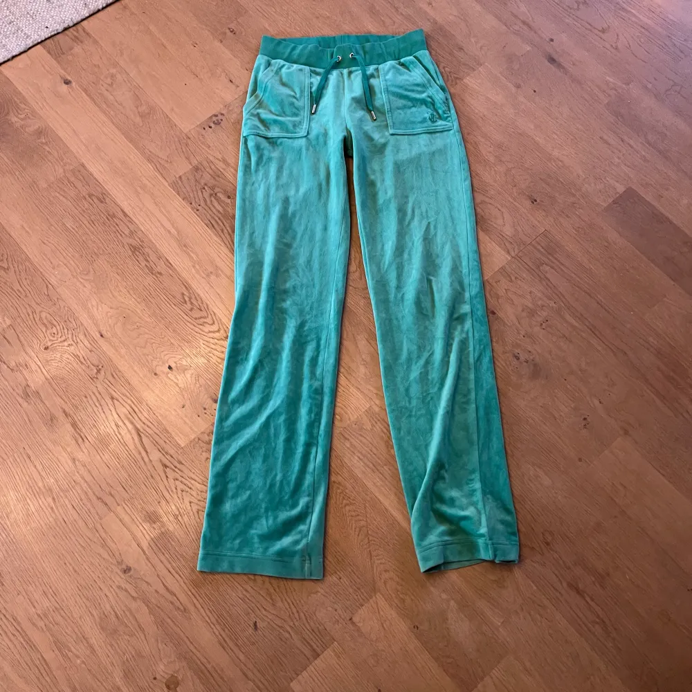 Säljer mina gröna juciy byxor pågrund av att dom  ba kommit till användning några få gånger, dom är i perfekt skick och ser helt perfekta på . Jeans & Byxor.