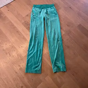 Säljer mina gröna juciy byxor pågrund av att dom  ba kommit till användning några få gånger, dom är i perfekt skick och ser helt perfekta på 