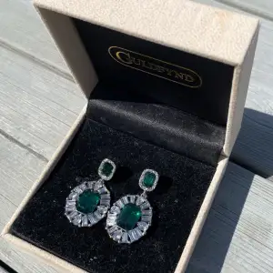 Säljer dessa jätte fina örhängen i grön,diamant,silvrig. Oanvänd,