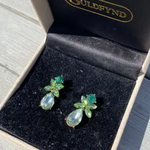 Skit fina gröna med diamant” örhängen, oanvända. Köpts för 120