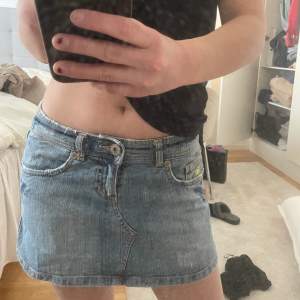 Säljer min fina mini jeans kjol som jag köpte i Grekland förra sommaren då den inte passar mig riktigt! Använd 2 gånger så är i väldigt bra skick 🙌🏼Har även coola detaljer och snygga fickor!! Kom för frågor osv 💘