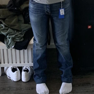 7 for all mankind - Säljes dessa super fina jeans från 7 for all mankind! Jeansen är i en rak modell fast lite åt bot cut hållet, och de är mid Waits men ganska låga! Köptes från sellpy helt nya för ca 1 år sedan! Köparen står för frakt!☺️
