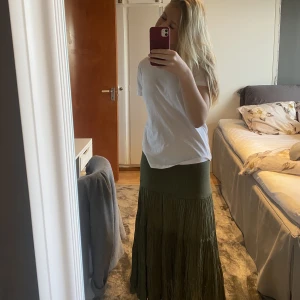 Mörkgrön långkjol - Säljer denna skit snygga gröna långijolen ifrån montego! Storlek 36 men skulle nog säga 38 +, lägger sig fint lågmidjat och man kan lätt vika upp den då den har tjock midja! 