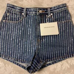 Ursnygga, helt nya Alexander Wang jeans shorts med tags kvar. Storlek 26 men shortsen är större än 26• Ord.pris:704 euro(ca 8600kr). Mått tagna tvärsöver: Midjemått:ca 38 cm. Lång:ca 38 cm. Skickar spårbart. Samfraktar för lägsta möjliga fraktkostnad.