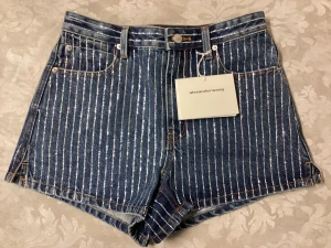 Helt nya Alexander Wang jeans shorts  - Ursnygga, helt nya Alexander Wang jeans shorts med tags kvar. Storlek 26 men shortsen är större än 26• Ord.pris:704 euro(ca 8600kr). Mått tagna tvärsöver: Midjemått:ca 38 cm. Lång:ca 38 cm. Skickar spårbart. Samfraktar för lägsta möjliga fraktkostnad.