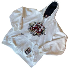 Ecko Zip Hoodie - Fet zip hoodie från Ecko Unltd. Dunder skick förutom smått gula toner på nåt ställe. Passar typ som L/XL