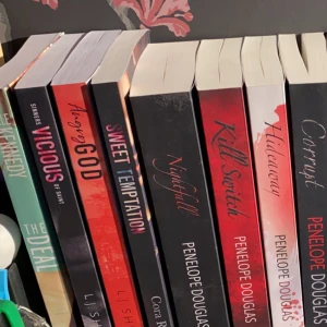 Böcker!! - Ska flytta utomlands nu på sommaren och har inte möjlighet att ta med mig mina böcker så har valt att sälja de! Det går såklart oxå att ni kontaktar mig här.  Skriv dm för pris och tryck inte på köp nu!!! 