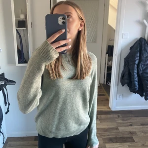 Grön tröja  - Denna gröna stickade tröja kommer ifrån Vero Moda och är i storlek XS. Tröjan är i bra skick