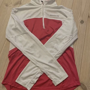 Tränings kofta - Skön tränings kofta, 1 liten ficka och lufthål vid underarmen till armhålan och nedåt. Dragskedja går av när man drar ner den hela vägen och Sitter löst vid midjan.  100% polyester Storlek XS  