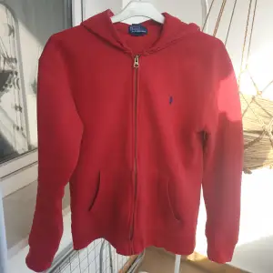 Röd Polo hoodie, bra skick, inte sliten någonstans och passar bra om du är under 180 cm  Storlek: S