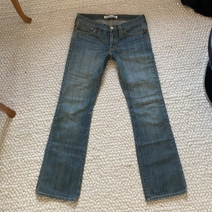 J.lindeberg jeans💙 - Säljer ett par lågmidjade utsvängda jeans från J.lindeberg. Skriv för fler bilder✨ Midjemått=79cm Innerbenslängd=80cm Frakt står du för själv!💕
