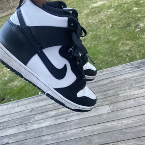 Nike panda dunka high  - Ett par fina panda dunks high som är köpta för 1800 kr för cirka ett år sedan. Knappt använda.