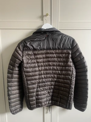 Parajumper  - Min man tycker de dags att sälja sin höstliga parajumper. Väldigt fint skick. Pris kan diskuteras, frakt står ni för. Jag rekommenderar att skickas via de blåpåsar då de skickas säkert och i bra skick. Färgen är grågrön! 