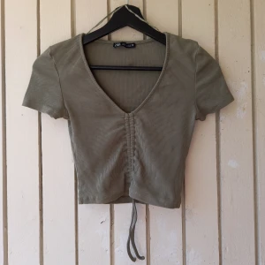 Khaki Zara cropped top - Perfect condition. 95% cotton, 5% elastan. The strings are adjustable. Shoulder width 34 cm. Underarm width 32 cm. Length 38 cm. Cleavage depth 20 cm. Size S, true to size.