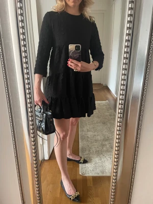Klänning, Zara, XS - Fin klänning från Zara strl XS, mycket fint skick. Tyvärr så kommer den inte längre till användning för mig och hoppas att den får en ny ägare.   Se gärna mina övriga annonser 🌸