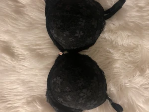Söt svart Victoria Secret BH🖤 - Jättesöt BH som ej används! 🖤storlek motsvarar en E75