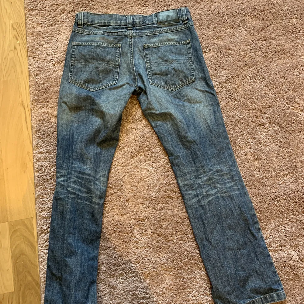 Säljer mina lågmidjade jeans från Lab Industries som nu har blivit förkorta för mig😢. Köpte dom på Sellpy för 120 kr, och säljer nu för 60 kr. De är i barnstorlek 158💗. Jeans & Byxor.