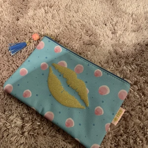 Övrigt - Säljer denna necessär då den bara ligger hemma och inte används, inga tecken på användning!💓