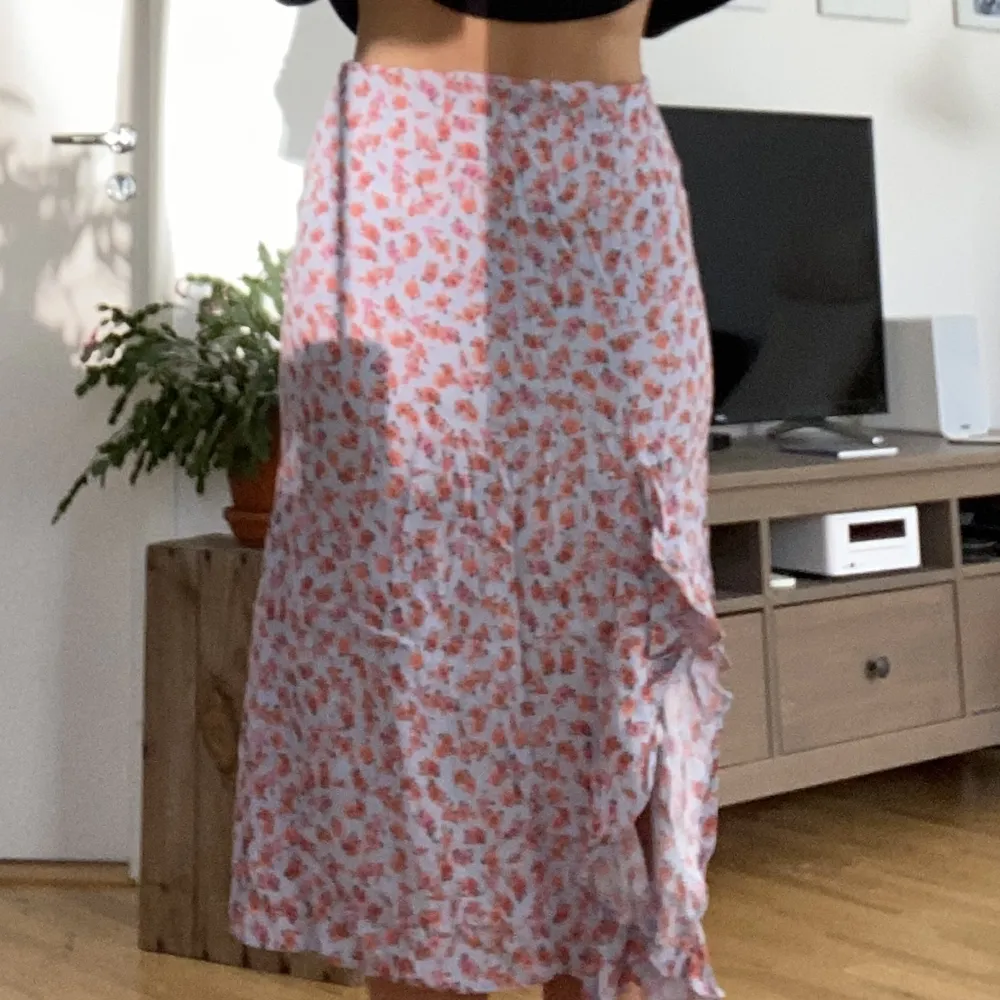 Supersöt blommig kjol från asos med slits. Storlek 38! . Kjolar.