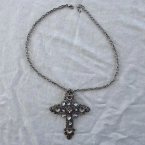 Korshandband vintage  - Halsband med stort kors. Vintagestil, helt oanvänt. Korset är 8,5x7 cm, kedjan är 41-49 cm (justerbar). Köps via Swish eller köp nu 💋