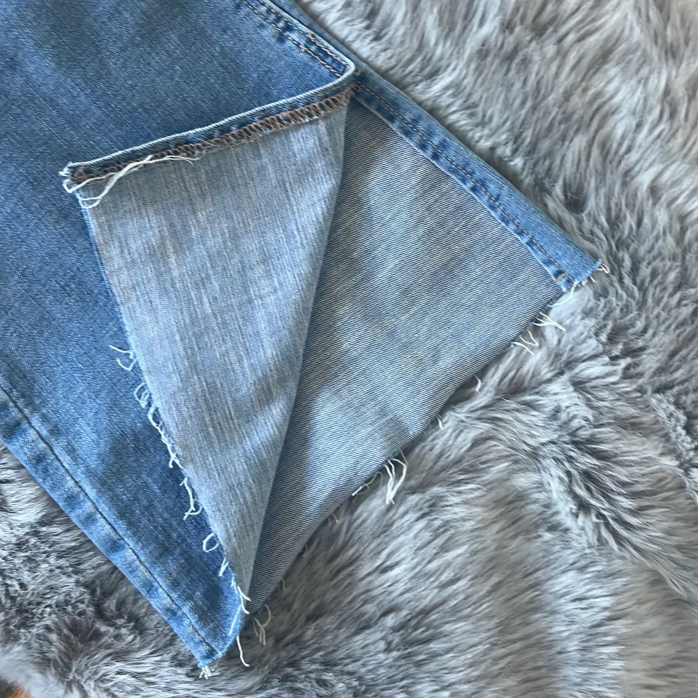 Säljer dessa ljusblåa jeans då jag inte tycker färgen passar mig. De är Flared och lite längre i modellen och har slits längst ner på fötterna. Två bakfickor och jeansen är i stretchigt material. Jeans & Byxor.