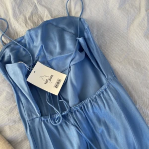 Dream dress Djerf Avenue - Midi dream dress från Djerf Avenue i storlek small. Helt oanvänd med prislapp kvar.