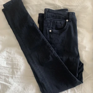 Jeans bik bok - Jeans från bik bok, fint skick. Säljer pga för små för mig. Nypris 599kr