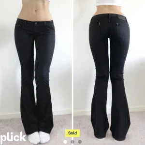 lågmidjade jeans - jätte snygga jeans med låg midja som är sydda till bootcut. köpte på plick men de satt ej som jag hade önskat så därför säljer jag de. midja 79+ stretch, innerbenslängd 81