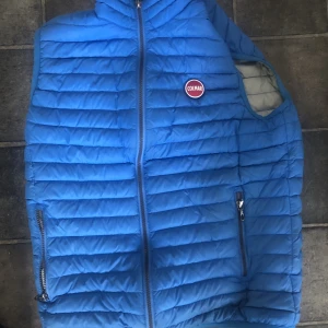 Colmar väst blå - Köpte den för några månader sedan, 9/10 skick. Pris kan diskuteras