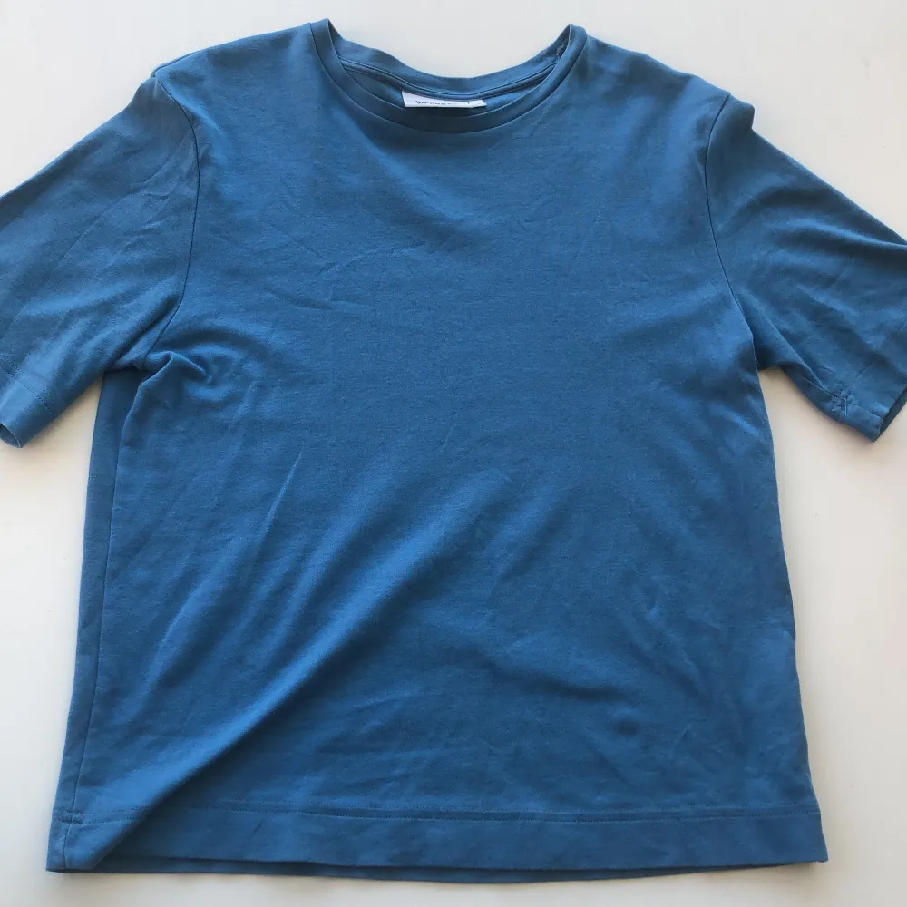 Blå tshirt från Weekday, 60 cm från axlar och ner. Storlek xs men ganska oversized😊 Fint skick och jätteskönt tyg. T-shirts.