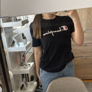 Svart champion t-shirt - säljer då den inte används, hör av er vid frågor 🌸