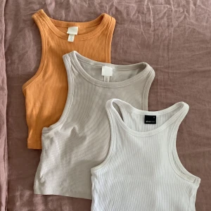 Croptopp - Säljer dessa tre cropptops. Köp alla tre för 100kr. Vill ni köpa de separat kostar de 50kr styck💞💞💞Vita=xs, orange=s, beige=M. Jag som brukar ha S i toppar passar i alla de jättebra❤️