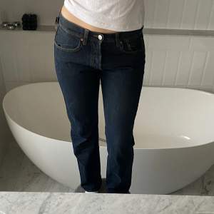 Lågmidjade raka jeans i en snygg mörkblå färg! Sparsamt använda så i fint skick💙 Skriv privat för frågor😇