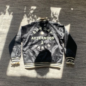 Vår jacka  - Fin ganska dyr jacka från Paris aldrig använt 