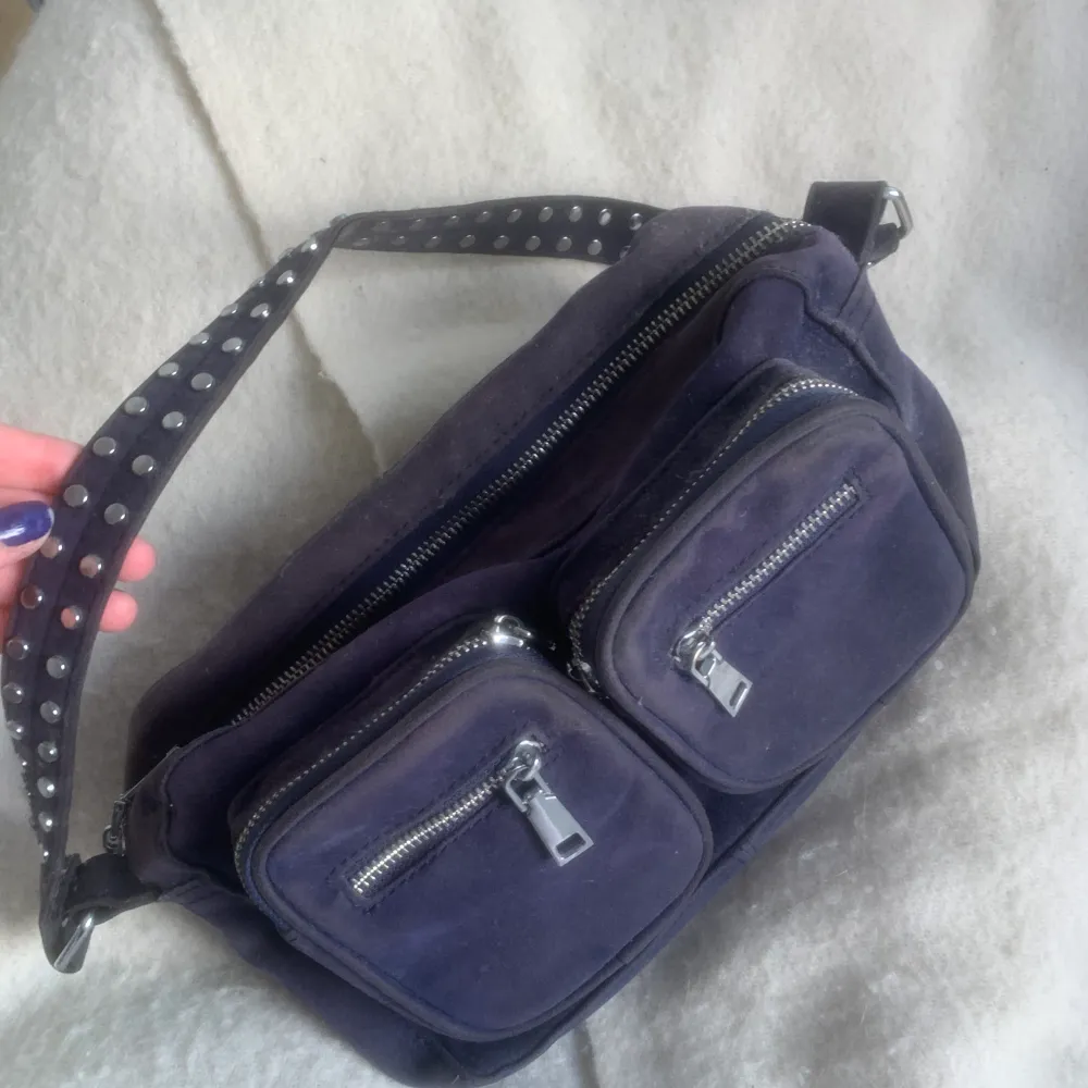 Så fin mörkblå noella väska som inte kommer till användning längre💞. Väskor.