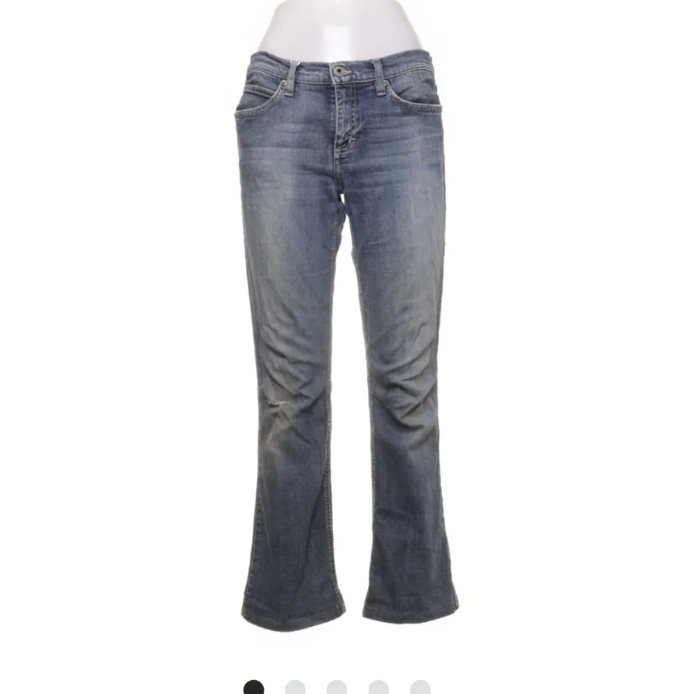 Sänkt pris!! Sjukt snygga lowwaist jeans från Esprit. I bra skick och jag har knappt använt dem. Säljer pga att de är inte riktigt min stil längre. Skulle säg att de är storlek 30/32. De sitter flared. Pris går alltid att diskutera. . Jeans & Byxor.